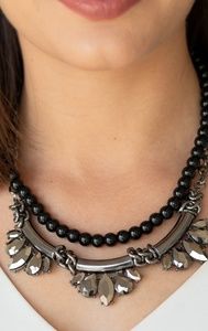 Bow Before The Queen - Black Necklace Set